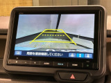 リバースギアに入れるだけで後方の表示へ切り替わります。夜間や雨の日の駐車も楽になりますよ。
