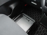 助手席シートアンダーボックス(車検証収納トレイ付)