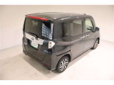 後部座席とリヤはプライバシーガラスになっています。座っている人や置いてある荷物が見えにくくなっているのでプライバシーの確保が出来ます。