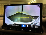リバースギアに入れるだけで後方の表示へ切り替わります。夜間や雨の日の駐車も楽になりますよ。