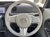 インテリアに合わせたデザインのステアリングは、運転される方のことも考え、運転しやすい形状、大きさです。是非一度、実際に触ってお確かめください。