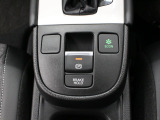 【電子パーキングブレーキ】電子制御のパーキングブレーキと、信号待ちや渋滞に便利なオートブレーキホールドを装備しております。ブレーキペダルから足を離しても自動的に停車状態を保持してくれる便利な機能です