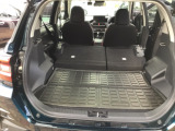 後席の背もたれを倒していただくと広大な荷室ができます。