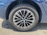 【BMWアロイホイル】軽量かつ強度に拘ったアロイホイル。走行性能ポテンシャルを引き出す設計。車の足元を引き締めてくれる大きなポイントはアロイホイルです。