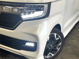 【LEDヘッドライト】悪天候や夜間走行時も良好な視界を確保し安心して運転できる高輝度LEDヘッドライトを装備!点灯速度が早く、消費電力も抑えられています。
