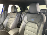無段階調整式パワーシート 正しい乗車姿勢によって運転のしやすさと、万が一の際に乗員保護能力を最大限に高めます。
