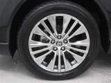 高輝度シルバー塗装された19インチアルミホイールが装着されています。タイヤサイズ225/55R19