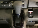 CVT車のセレクトレバーです。低速から高速まで、変速ショックのないスムーズな走りと、エンジン効率のよい領域を維持して燃費にも貢献します。サイドブレーキはスイッチ操作の電子制御パーキングブレーキです。