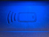 ●置くだけ充電:対応スマートフォンを置くだけでワイヤレスでの充電が可能です!