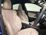 【コックピットシート】BMW車の主役席。車体中央にくる様に配置し車両重心とが一致する事でドライバーと車との一体感あるドライビングを実現。人間工学に基づき形成した形状が長時間のドライブ疲労も軽減します!