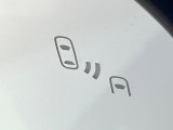【ブラインドスポットモニター】走行中、ドアミラーの死角になりやすい箇所に後続車が接近するとサイドミラーのレンズに警告を表示!ドライバーに注意喚起をしてくれます。