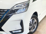 【LEDヘッドライト】悪天候や夜間走行時も良好な視界を確保し安心して運転できる高輝度LEDヘッドライトを装備!点灯速度が早く、消費電力も抑えられています。