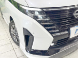 【LEDヘッドライト】悪天候や夜間走行時も良好な視界を確保し安心して運転できる高輝度LEDヘッドライトを装備!点灯速度が早く、消費電力も抑えられています。