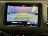 リバースギアに入れるだけで後方の表示へ切り替わります。夜間や雨の日の駐車も楽になりますよ。
