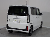プライバシーガラスが装備されています。外を見るときには気にならずに、後方車両からは車内が見えにくい設計です、周りを気にせず、快適に運転できますよ。
