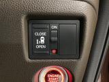 左側電動スライドドアは運転席からでも操作ができるように、ハンドル付近に開閉の操作スイッチが付いています。