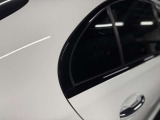 C220d Sportsに設定されるナイトパッケージは、ブラックアクセントを各所に施し精悍でスポーティな外観を演出。スタイリッシュさと存在感を高めます。