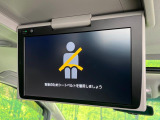 【フリップダウンモニター】大画面モニターで後席でもエンタメをお楽しみいただけます。小さなお子様にも大人気の装備です♪