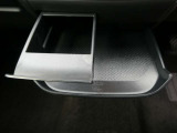 スライド式のドリンクホルダーが使い勝手良いです。ミニテーブルにもなりますよ♪