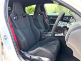 【専用スポーツシート】ホールド性に優れ、カーブ時の体が流れを抑制してくれます。また、体にフィットするから腰や背中が疲れにくく、ロングドライブや高速走行でも快適にお過ごしいただけます♪