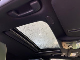 【サンルーフ】開放感たっぷりの希少装備、サンルーフが装着されています!車内に明かりを取り入れたり景色を楽しむ以外にも、車内の空気も簡単に換気できて快適です!