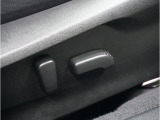 電動シートを装備。お客様に安全に運転頂けるよう座席の位置、座面の上げ下げやリクライニングの加減も細やかな設定を可能にしました。