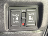【両側スライドドア】駐車場で隣の車との間隔が狭く乗りにくい時、スライドドアなら安心!ドアオープン時も幅を取らず、開口部が広いので乗り降りがとっても簡単です。大きな荷物の出し入れも後席から可能♪
