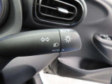スイッチをオートに設定しておけば、車外の明るさに応じて自動的にヘッドランプを点灯・消灯します。夕暮れ時やトンネルの続く山道などを走行する時に便利なコンライトを装備しています。