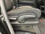 シートハイトアジャスターが付いているので運転姿勢を調整するのに便利ですね。身長に合ったシートポジションは安全運転や疲労軽減にもつながります。
