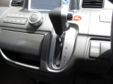 インパネシフトだから視線の移動も少なく足元もスッキリ。運転席もゆったりしているのでゆとりを持ってドライブできますね。