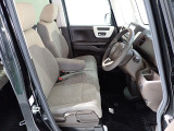 フロントシートはベンチシートです、運転席と助手席の移動が簡単です。真ん中にはアームレストも装備されています! また運転席シートの高さも調整できます。