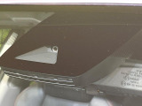 【プリクラッシュセーフティ】前方の車両等を検知し、衝突しそうな時は警報で注意を促し、ブレーキを踏む力をサポート。ブレーキを踏めなかった場合は衝突被害軽減ブレーキが作動、衝突回避をサポートします。