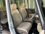 乗降がしやすい運転席。高さが調節できて小柄な方でも運転しやすいポジションをとることができます。