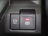 電動パーキングブレーキ&オートブレーキホールド機能付。「HOLD」スイッチを押しシステムONの状態にしておくことで信号待ちでブレーキを踏んで停車時ブレーキペダルから足を離してもブレーキを保持。楽です。