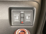 リアドアは乗り降りに便利な両側電動スライドドアです。また運転席に座っていながらスイッチ操作で自在にスライドドアを開け閉めできます。