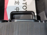 助手席下にもたっぷり収納があります!