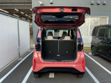 バックドアは大きく開きます。定員乗車時でも十分広いラゲッジスペースを確保しています