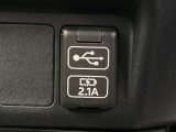 こちらのクルマはUSB接続コネクタも装備されています♪スマホの充電などにお使い下さい。ご旅行中での充電切れも、これなら心配いりませんね!
