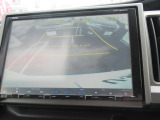 【リアカメラ】リバースに入れるだけで後方の映像が映ります。安全確認や、狭い駐車場での車庫入れ、雨の日や夜間など視界の悪い時に便利です。安全にバックする為には欠かせない装備です。