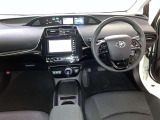 運転席周りのレイアウトをご覧ください。ナビゲーションが綺麗に装着されすっきり収まってますね!