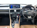 運転席周りのレイアウトをご覧ください。ナビゲーションが綺麗に装着されすっきり収まってますね!