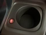 前席には保温機能付きのカップホルダーがありますよ♪