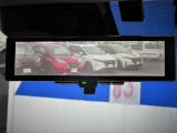 後席に同乗者がいる際の後方視界を確保するスマートルームミラーです。 もちろん電源オフ時には通常のルームミラーとして利用できます。