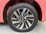 タイヤサイズは165/65R14!納車前点検時に当社指定の新品タイヤに交換いたします!純正アルミホイール!(右フロントタイヤ)