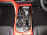 スムーズな操作で快適に運転を楽しめるよう、シフトポジションを電動で制御するエレクトロシフトマチックを採用