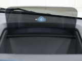 ヘッドアップ・ディスプレイ :現在の車速やナビゲーション・システムによるルート案内の矢印表示など、さまざまな情報をフロント・ウインドーに投影することで、ドライバーの視界内に表示します。
