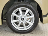 純正14インチのアルミホイールは、やっぱり車にピッタリマッチするデザインですね。