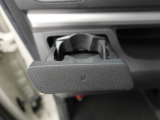 カップホルダーは運転席や助手席からちょうど手の届く位置です!!