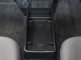センターフロアトレイ。ティッシュ箱を置いた下にも携帯電話などを収納できる空間があります。さり気ない気遣いを感じられます。