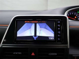 左右のドアミラーに設置されたカメラからの映像を表示し、路肩への幅寄せや狭い路地でのすれ違いなど、車両側方の安全確認や接触回避の操作をサポートするモードでドアミラー格納状態でも映し出せます。